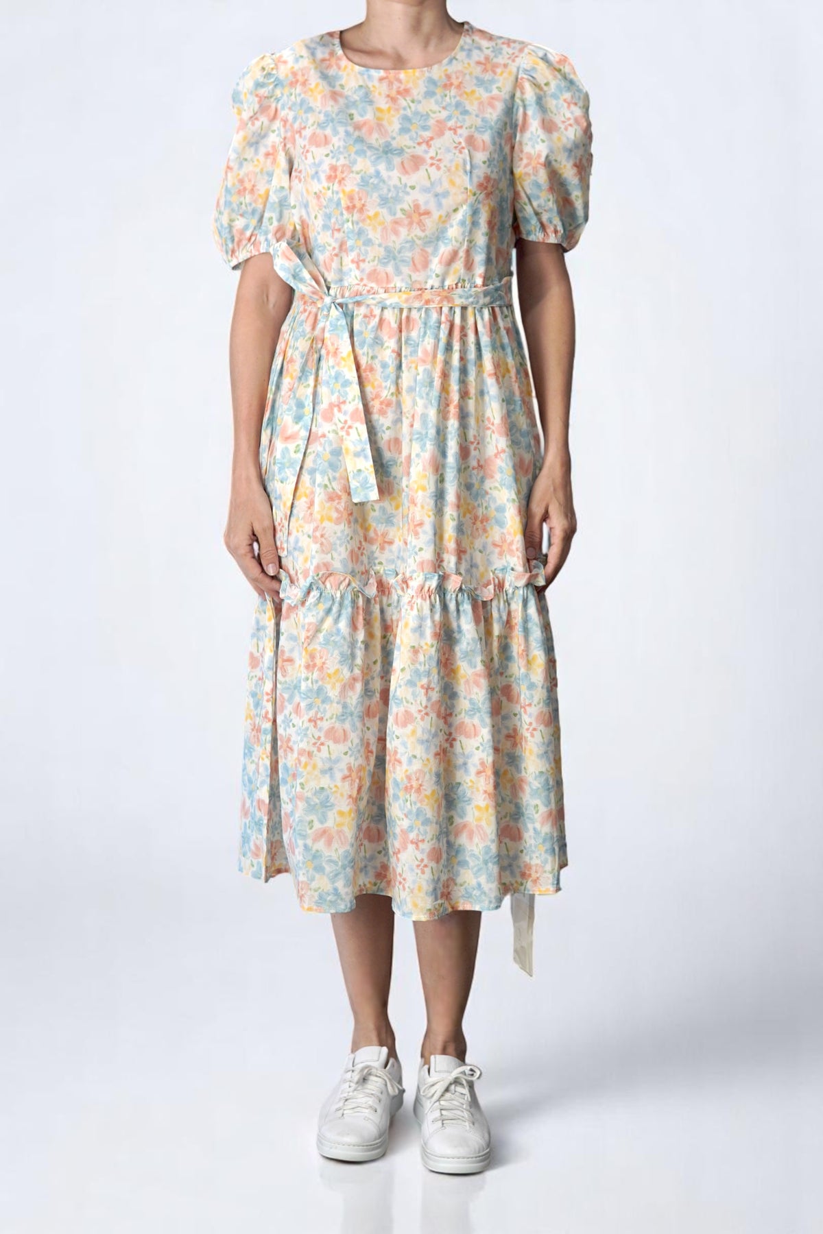 Rochie lejeră cu imprimeu floral pastel, croială tip babydoll și cordon în talie.
