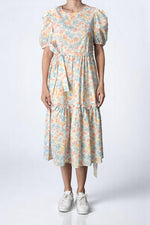 Rochie lejeră cu imprimeu floral pastel, croială tip babydoll și cordon în talie.