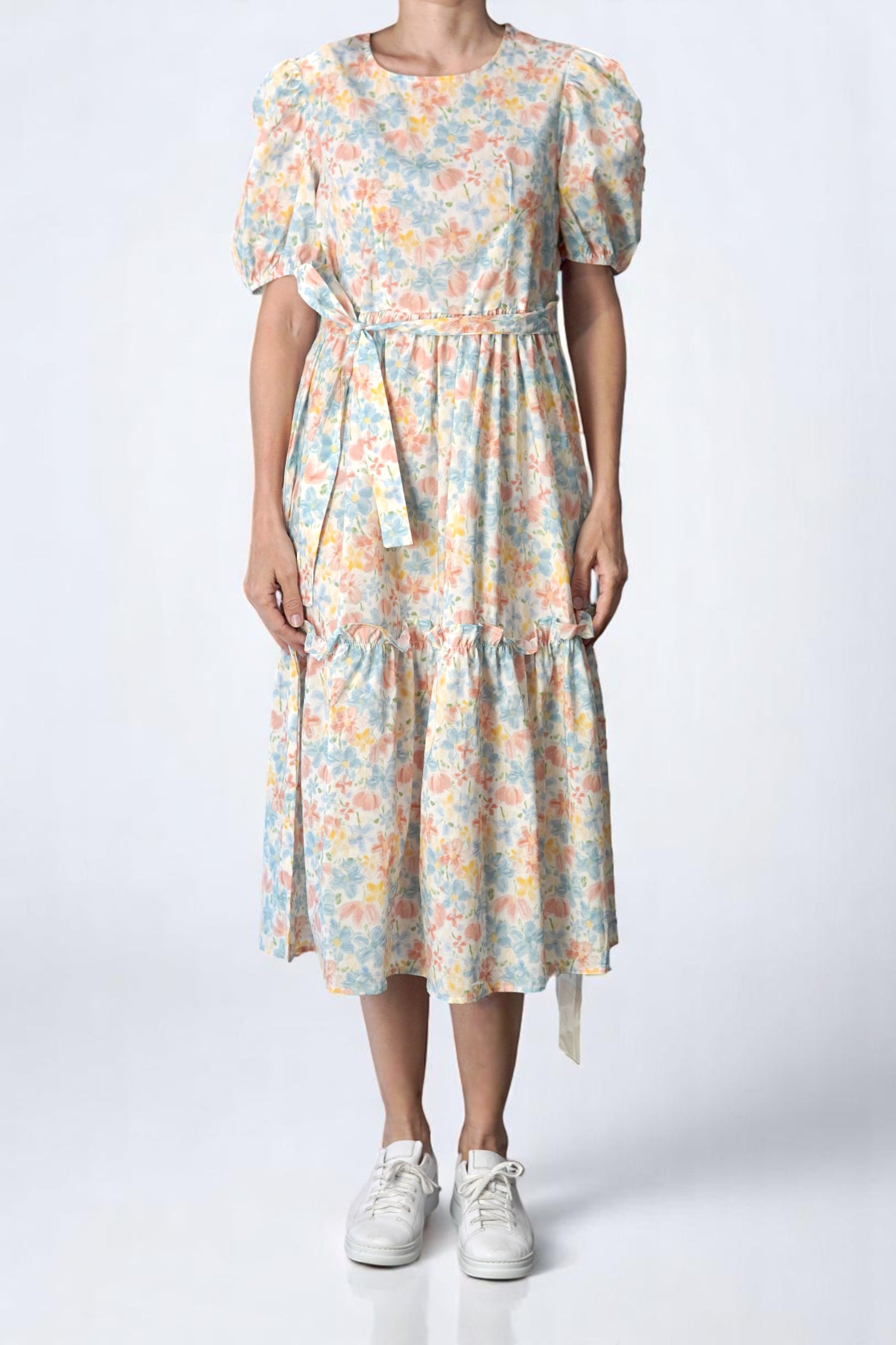 Rochie lejeră cu imprimeu floral pastel, croială tip babydoll și cordon în talie.