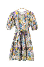 Rochie midi cu imprimeu floral pictural, mânecă scurtă bufantă și talie accentuată cu cordon, prezentată pe umeraș