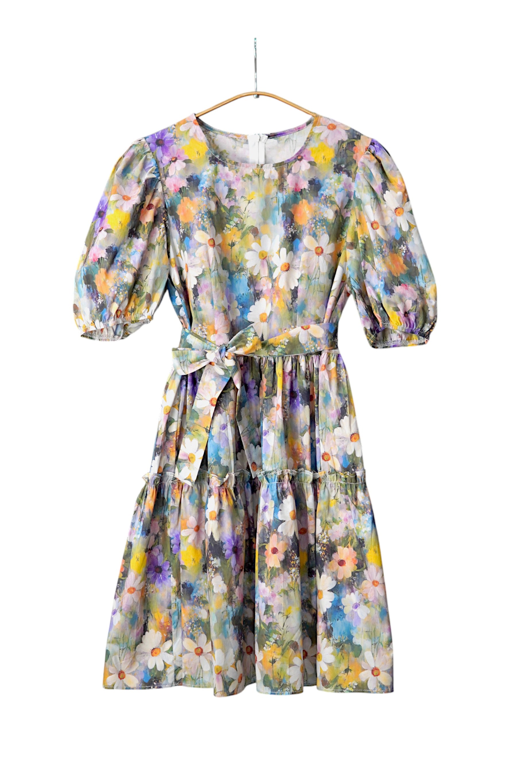 Rochie midi cu imprimeu floral pictural, mânecă scurtă bufantă și talie accentuată cu cordon, prezentată pe umeraș