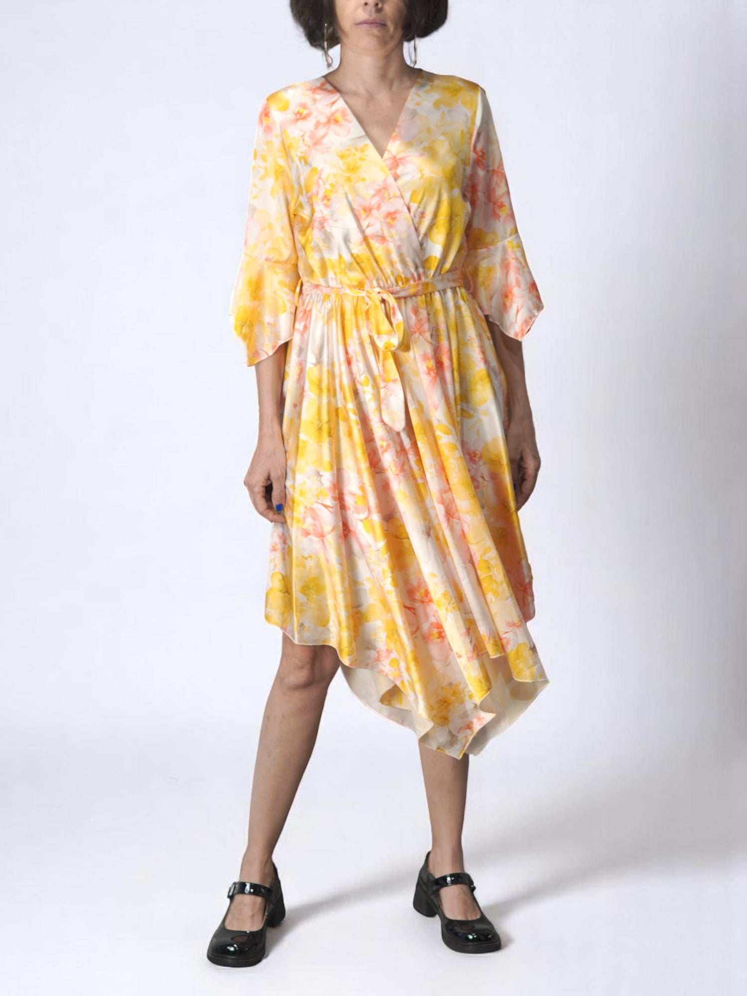 Rochie galbenă petrecută cu imprimeu floral, croială asimetrică și cordon în talie