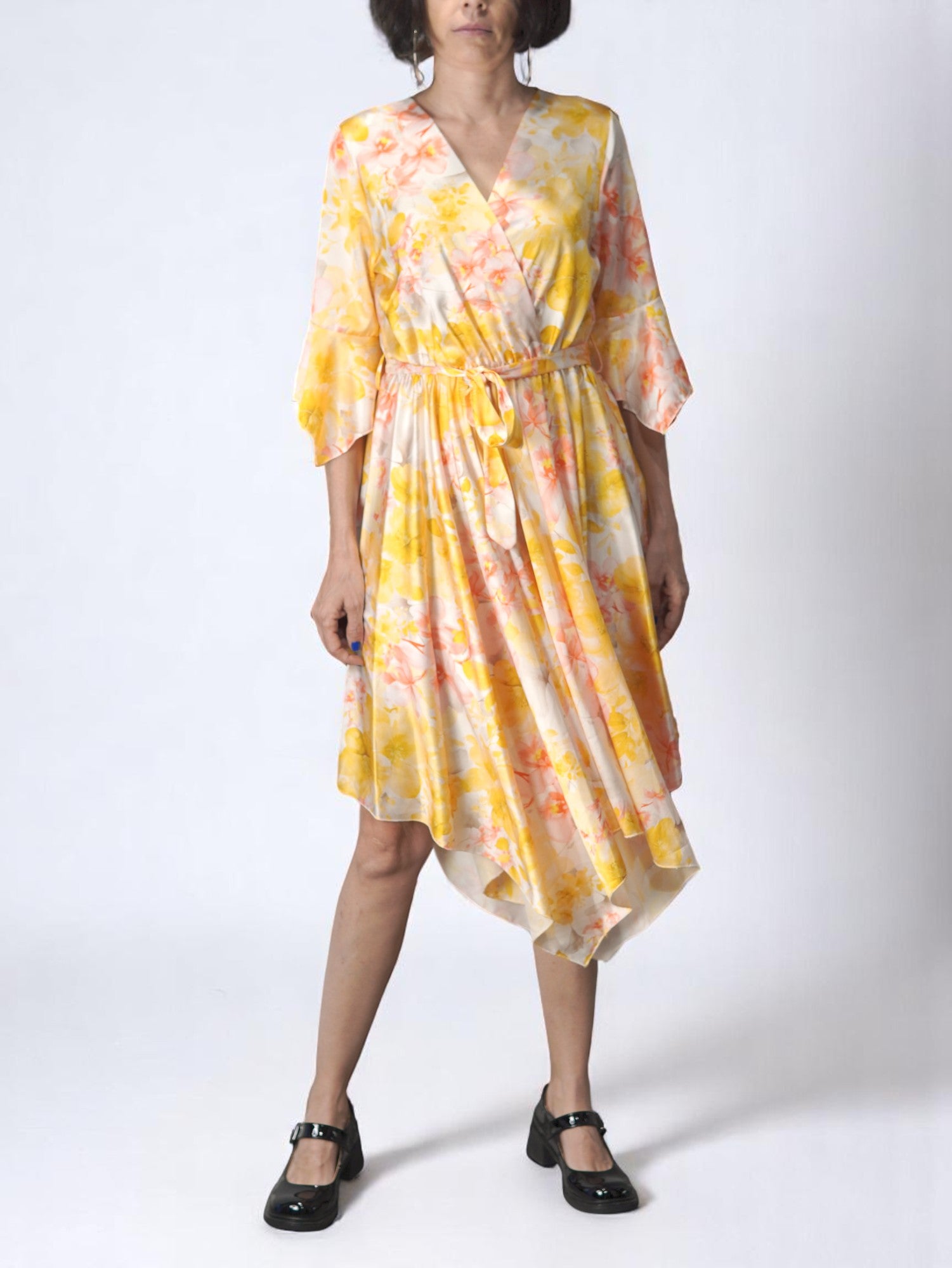 Rochie galbenă petrecută cu imprimeu floral, croială asimetrică și cordon în talie