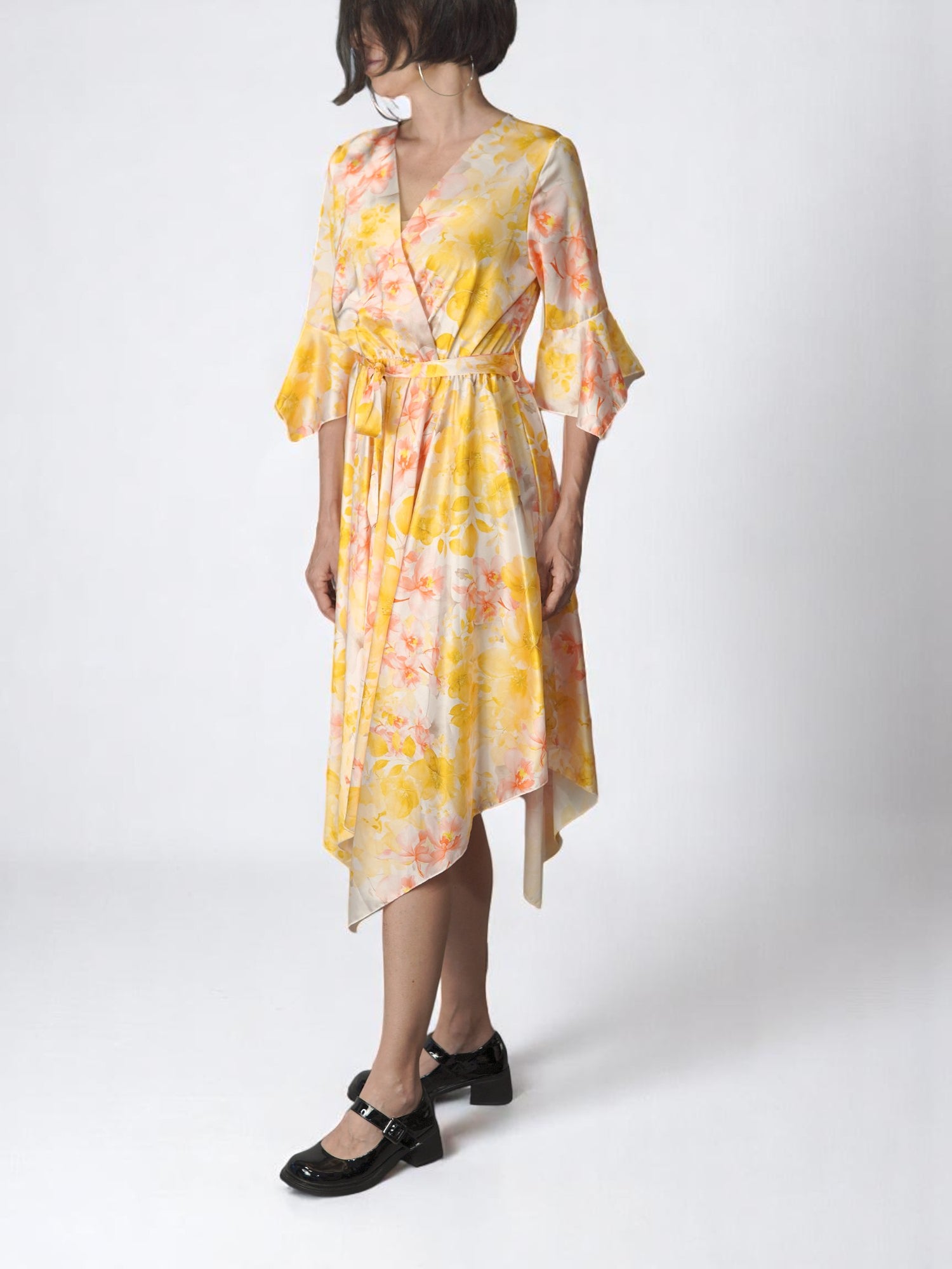Rochie cu imprimeu floral galben, vedere laterală care evidențiază fluiditatea materialului