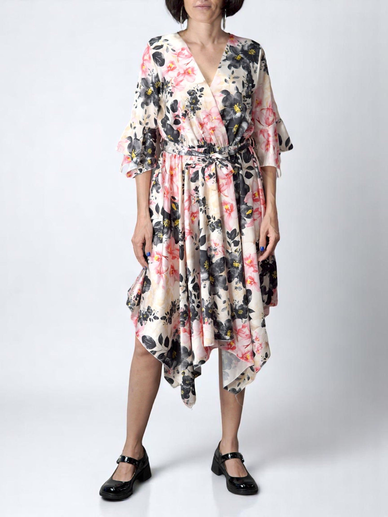  Rochie midi neagră cu imprimeu floral roz și alb, croială petrecută și cordon în talie