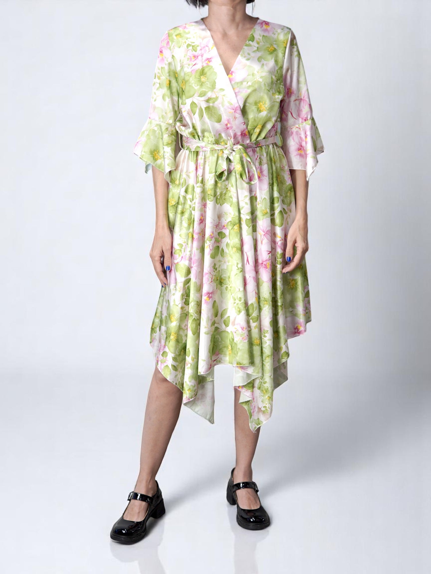 Rochie verde cu imprimeu floral pastel, mâneci evazate și cordon în talie