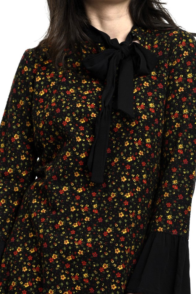 Detaliu guler cravată și imprimeu cu floricele pe rochie midi, finisaj delicat și aspect romantic.