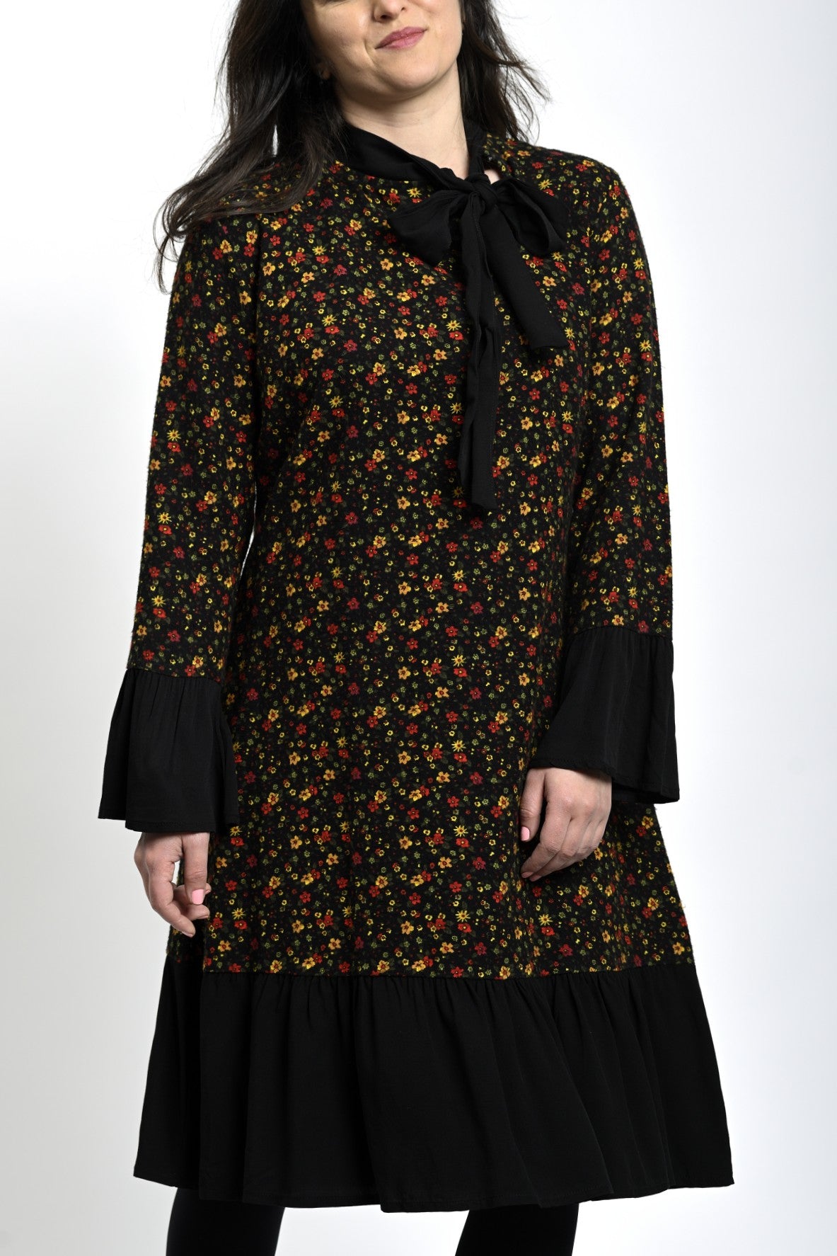 Rochie midi cu imprimeu floral și guler tip cravată, vedere frontală, croială lejeră cu volan la bază.