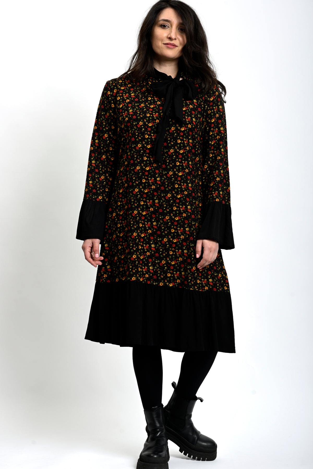 Vedere laterală rochie midi cu imprimeu floral, linie lejeră și cădere naturală a materialului.