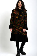 Vedere laterală rochie midi cu imprimeu floral, linie lejeră și cădere naturală a materialului.