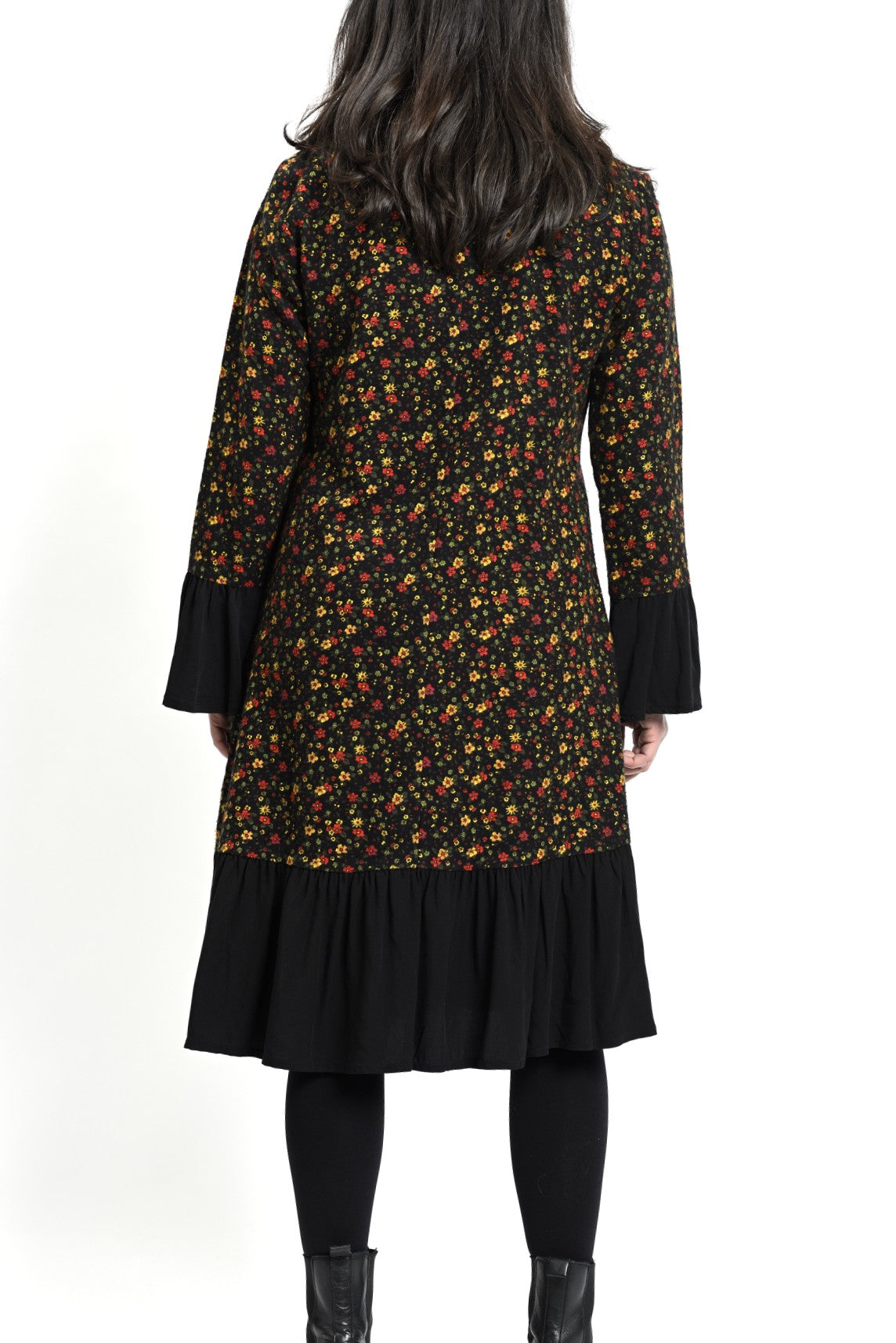 Rochie midi cu floricele, vedere din spate, mâneci lungi și volan amplu la bază.