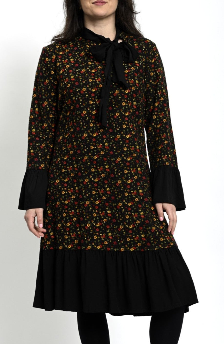 Rochie midi cu floricele, mâneci lungi și guler cravată, purtată cu dresuri negre, stil feminin de zi.