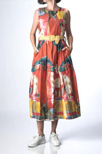 Rochie midi fără mâneci, cu imprimeu artistic în tonuri portocalii și curea decorativă în talie