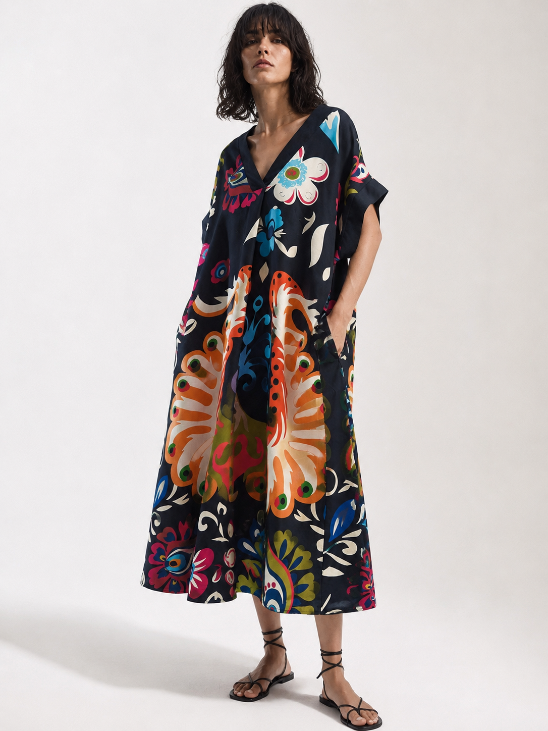 Rochie midi în V cu mânecă scurtă și print colorat, în nuanța bleumarin, vedere din față.