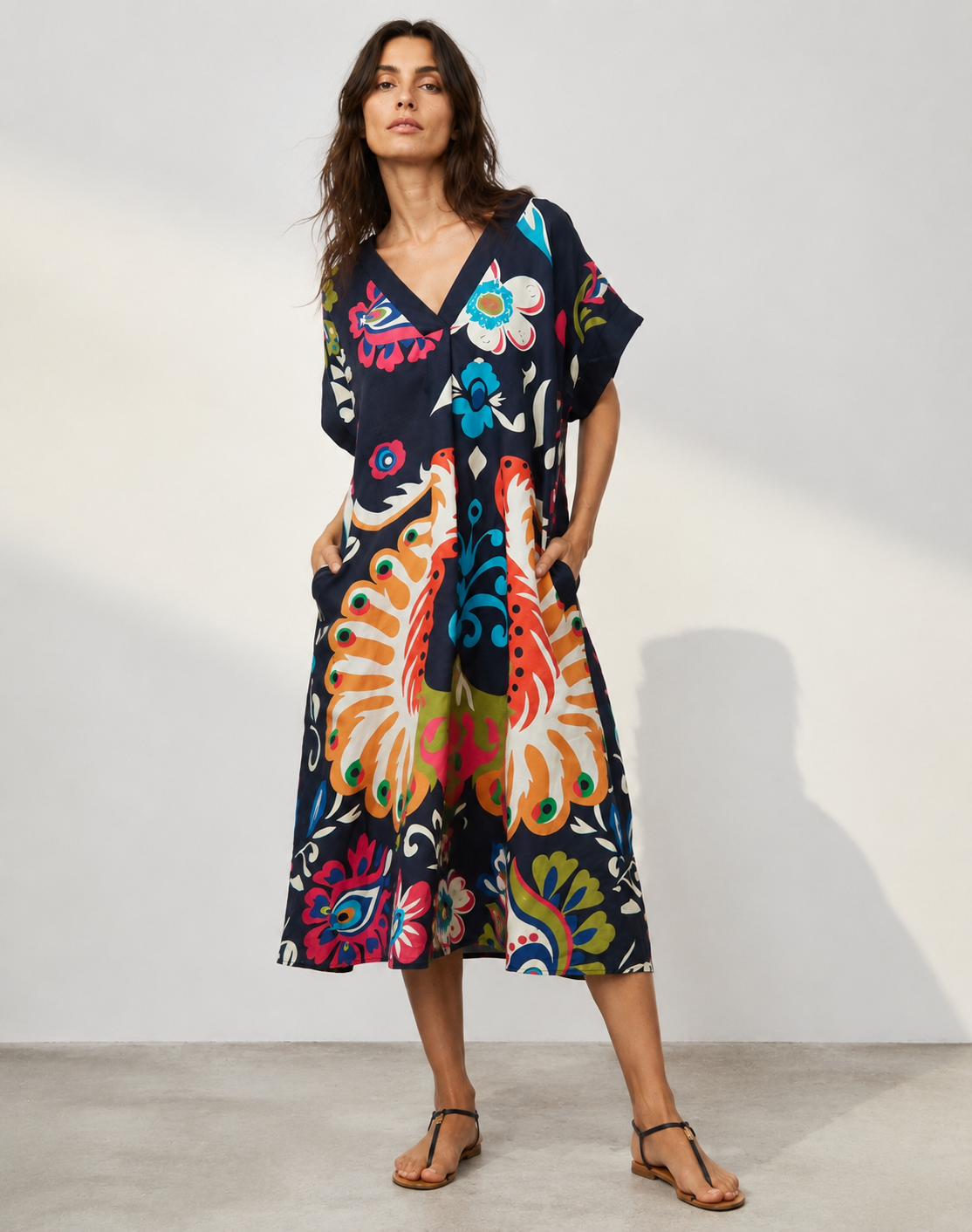Rochie midi în V cu mânecă scurtă și print colorat, în nuanța bleumarin, vedere din față.