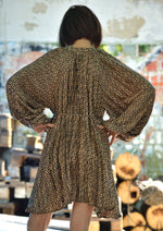 Rochie satinată cu imprimeu geometric văzută integral din față, cu croială evazată