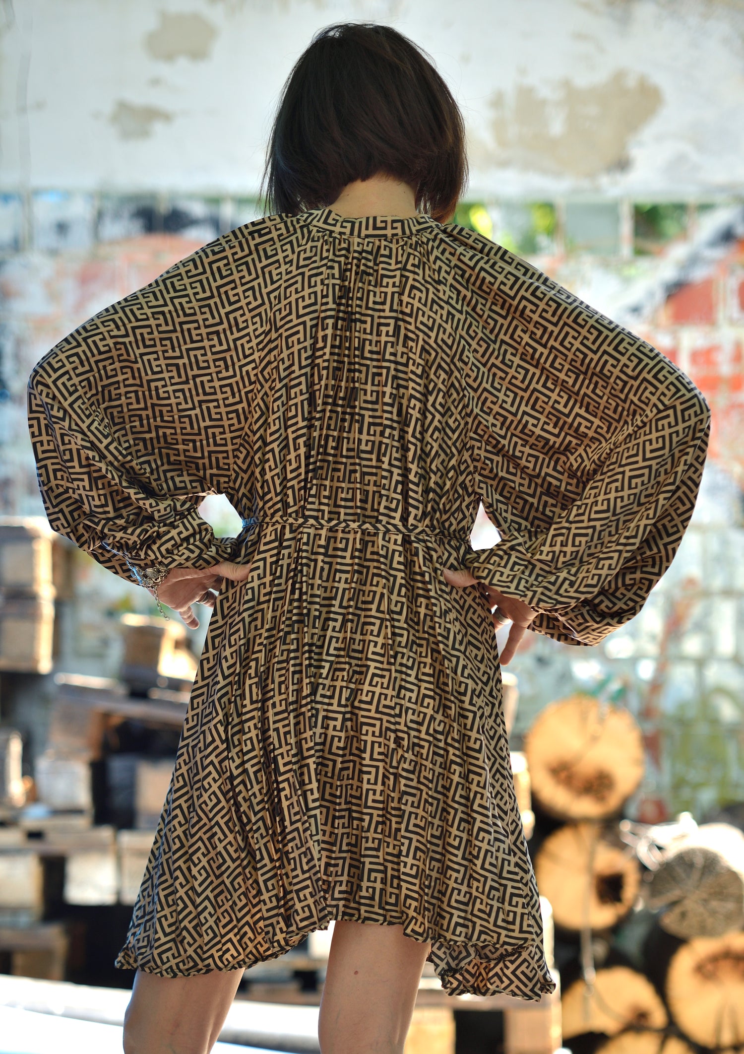 Rochie satinată cu imprimeu geometric văzută integral din față, cu croială evazată