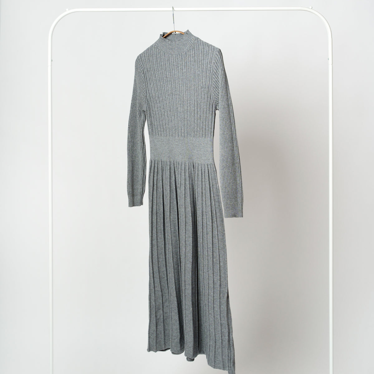 Rochie midi din tricot reiat gri, croială evazată, cu guler Perkins.