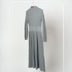 Rochie midi din tricot reiat gri, croială evazată, cu guler Perkins.