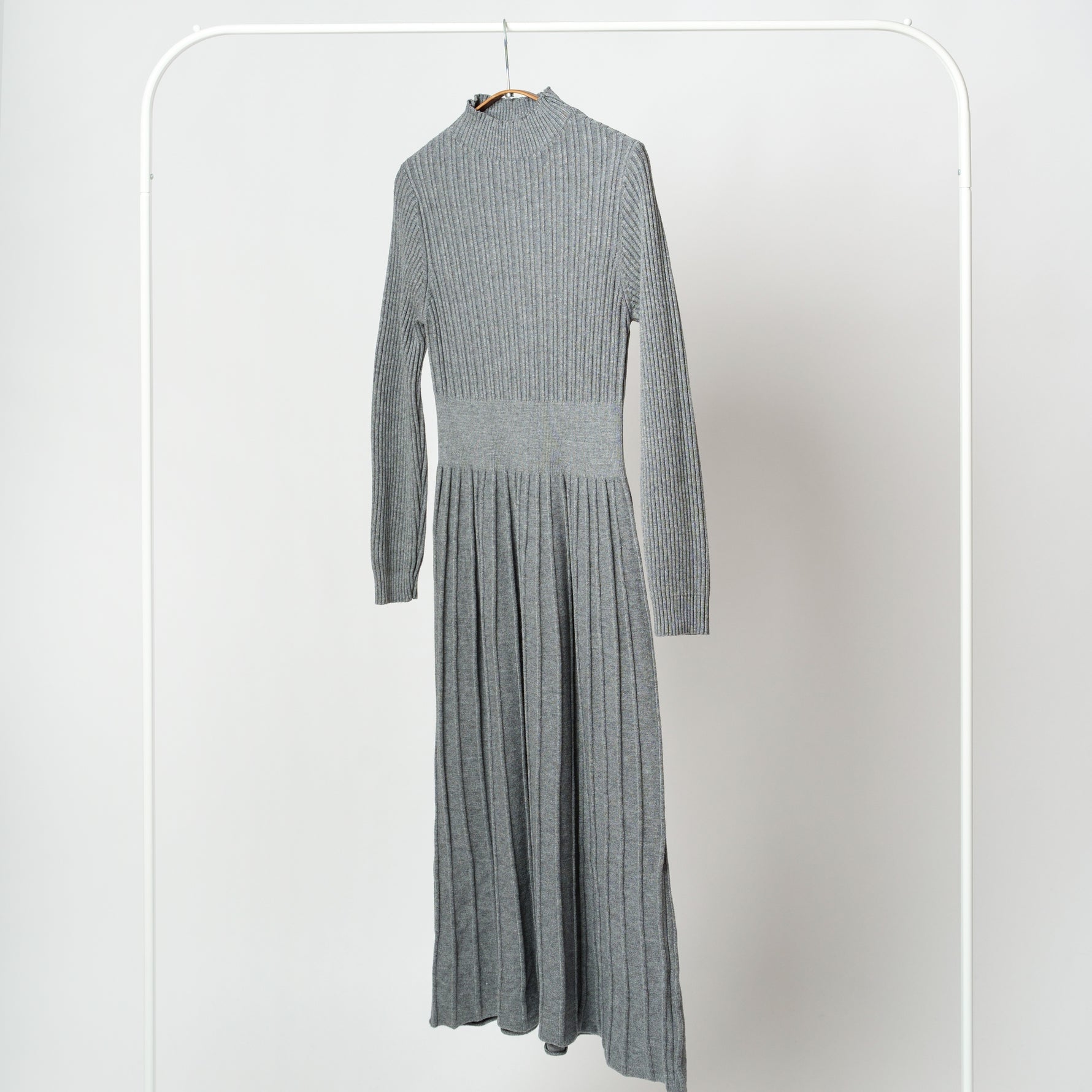 Rochie midi din tricot reiat gri, croială evazată, cu guler Perkins.