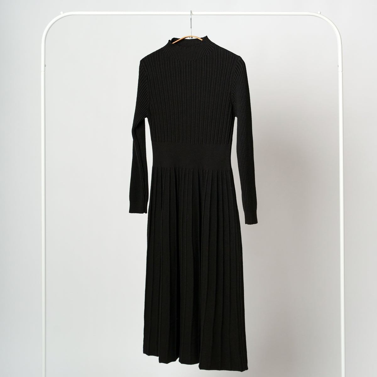 Rochie midi din tricot reiat neagră, cu guler Perkins și croială lejeră.