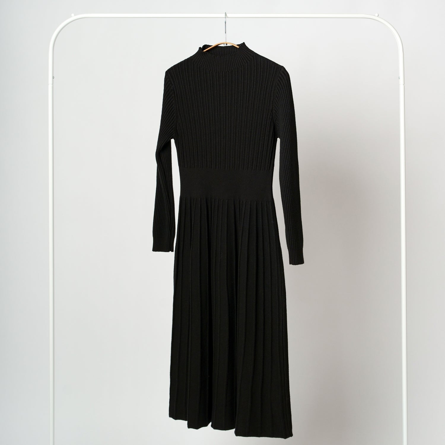 Rochie midi din tricot reiat neagră, cu guler Perkins și croială lejeră.