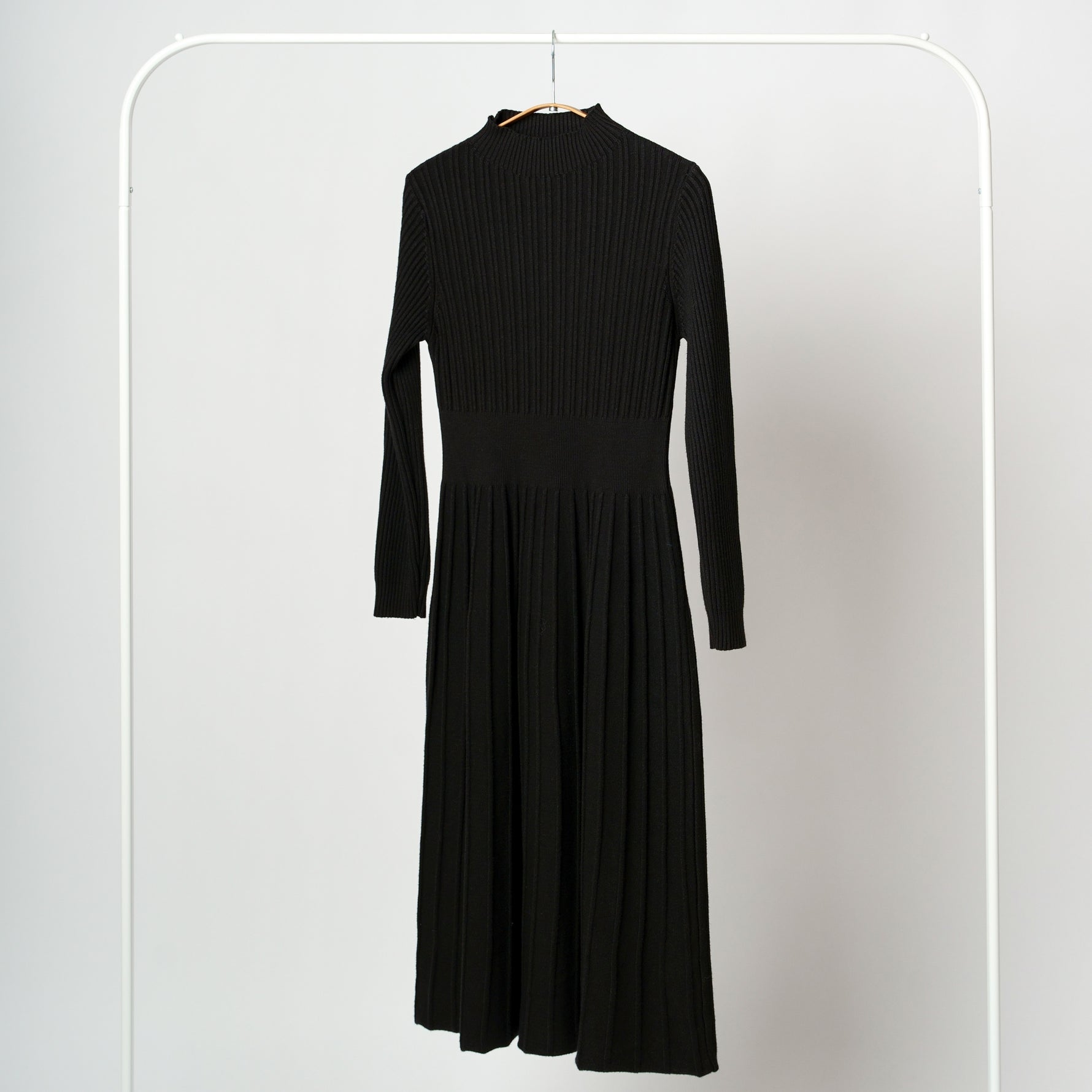 Rochie midi din tricot reiat neagră, cu guler Perkins și croială lejeră.