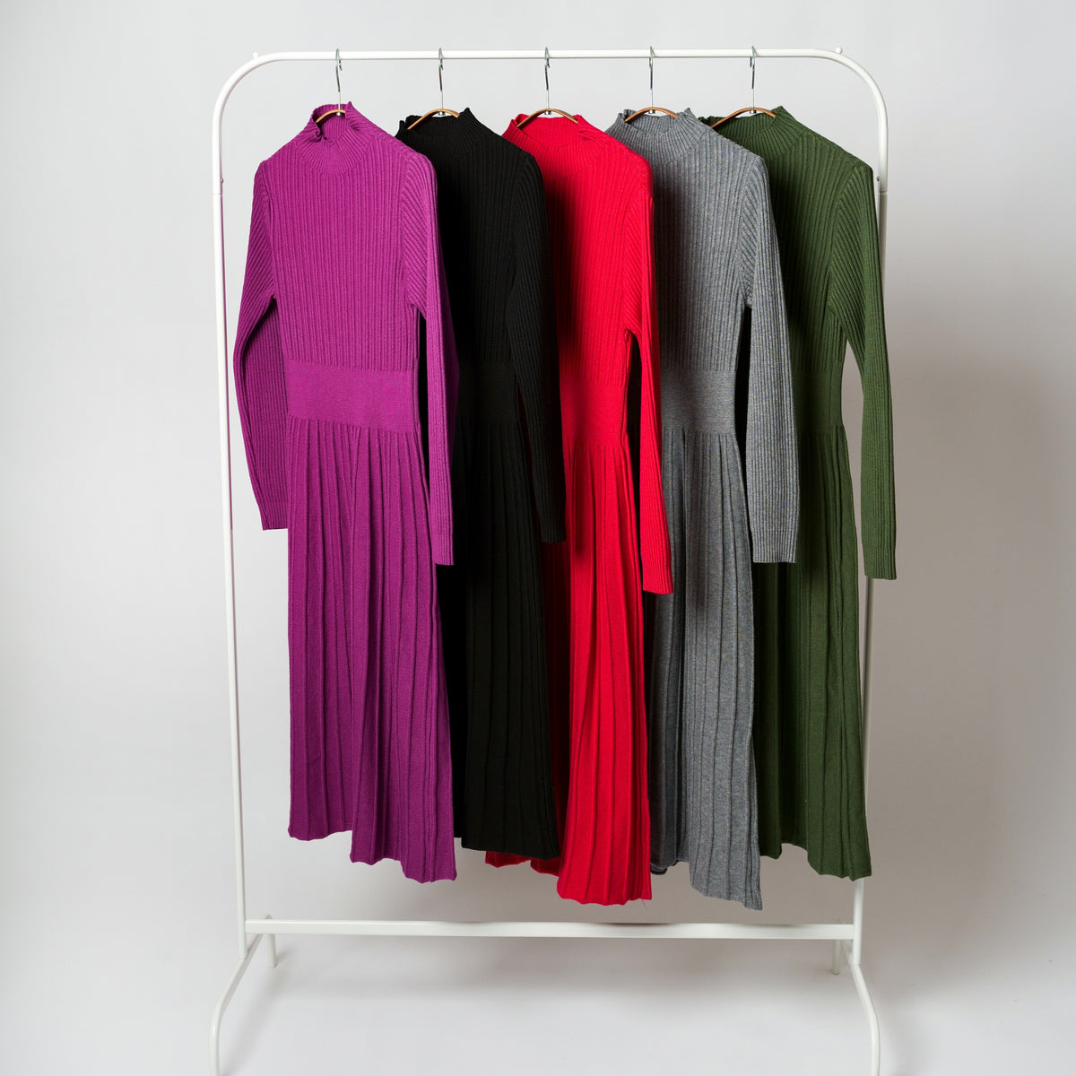Set de rochii midi din tricot reiat cu guler Perkins, disponibile în mai multe culori.