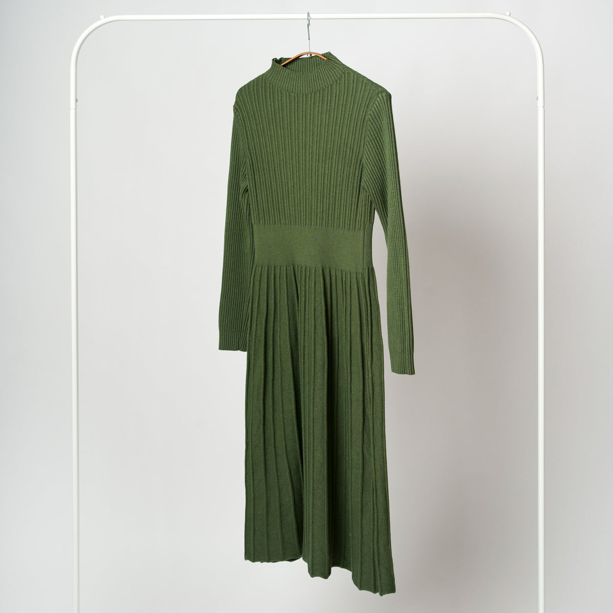 Rochie midi din tricot reiat verde, croială lejeră și guler Perkins.