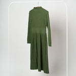 Rochie midi din tricot reiat verde, croială lejeră și guler Perkins.