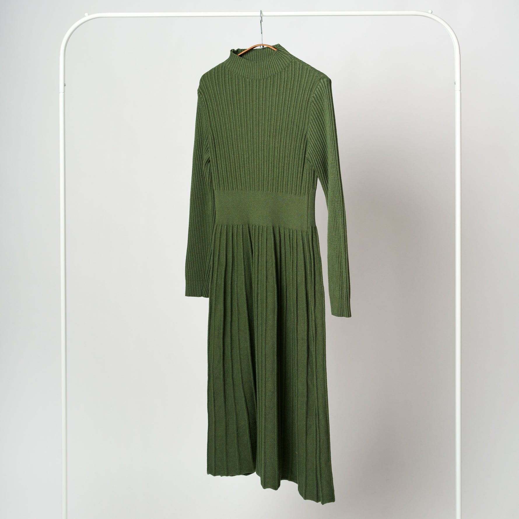 Rochie midi din tricot reiat verde, croială lejeră și guler Perkins.