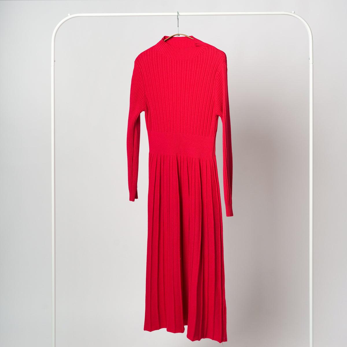 Rochie midi din tricot reiat viola, vedere spate, cu guler Perkins și mâneci lungi.
