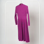 Rochie midi din tricot reiat viola, vedere frontală pe umeraș, cu guler Perkins.