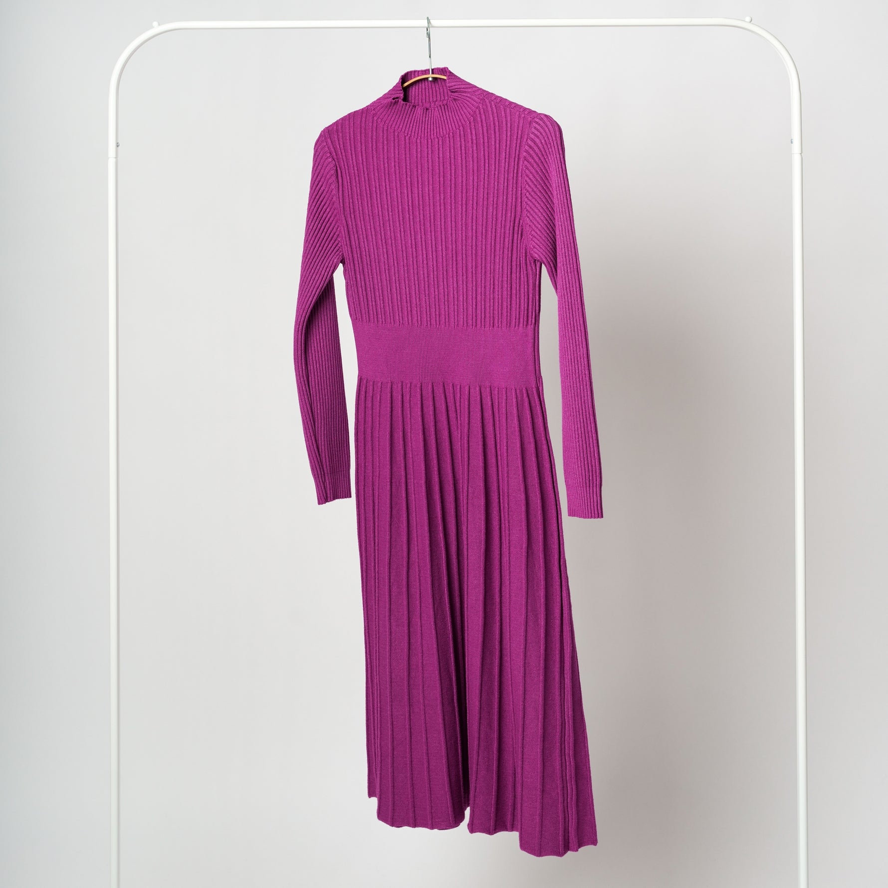 Rochie midi din tricot reiat viola, vedere frontală pe umeraș, cu guler Perkins.