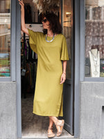  Rochie midi din viscoză cu mânecă evazată, material satinat cu reflexii, croială fluidă și decolteu rotund.