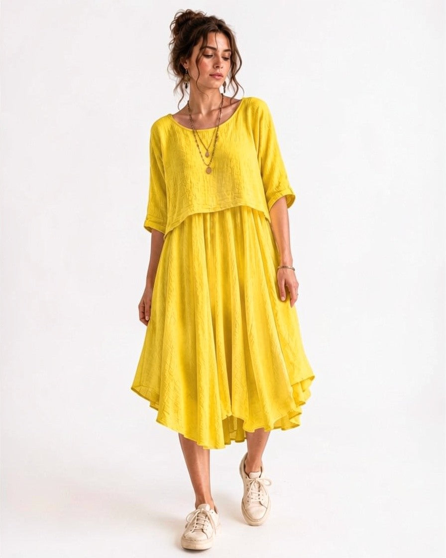Rochie midi galben din bumbac, cu crop top texturat și fustă asimetrică, purtată pe model — All Above Boutique.