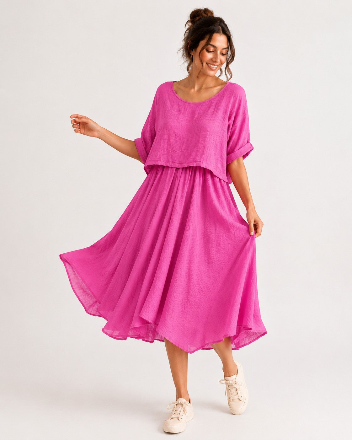 Rochie midi roz din bumbac, cu crop top texturat și fustă asimetrică, purtată pe model — All Above Boutique.
