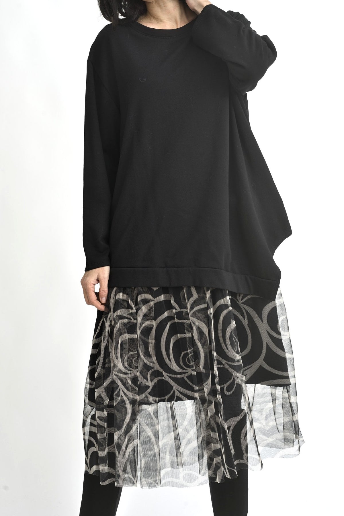 Vedere laterală a rochiei Lux Luna cu tul zebra, mâneci lungi și croială fluidă.