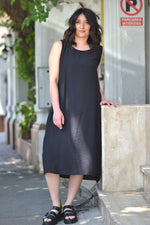 Ținută stradală cu rochie neagră vaporoasă din viscoză, stil minimalist