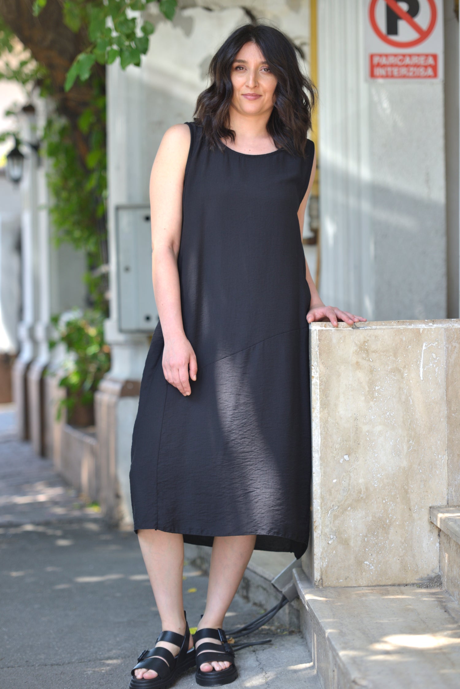 Ținută stradală cu rochie neagră vaporoasă din viscoză, stil minimalist