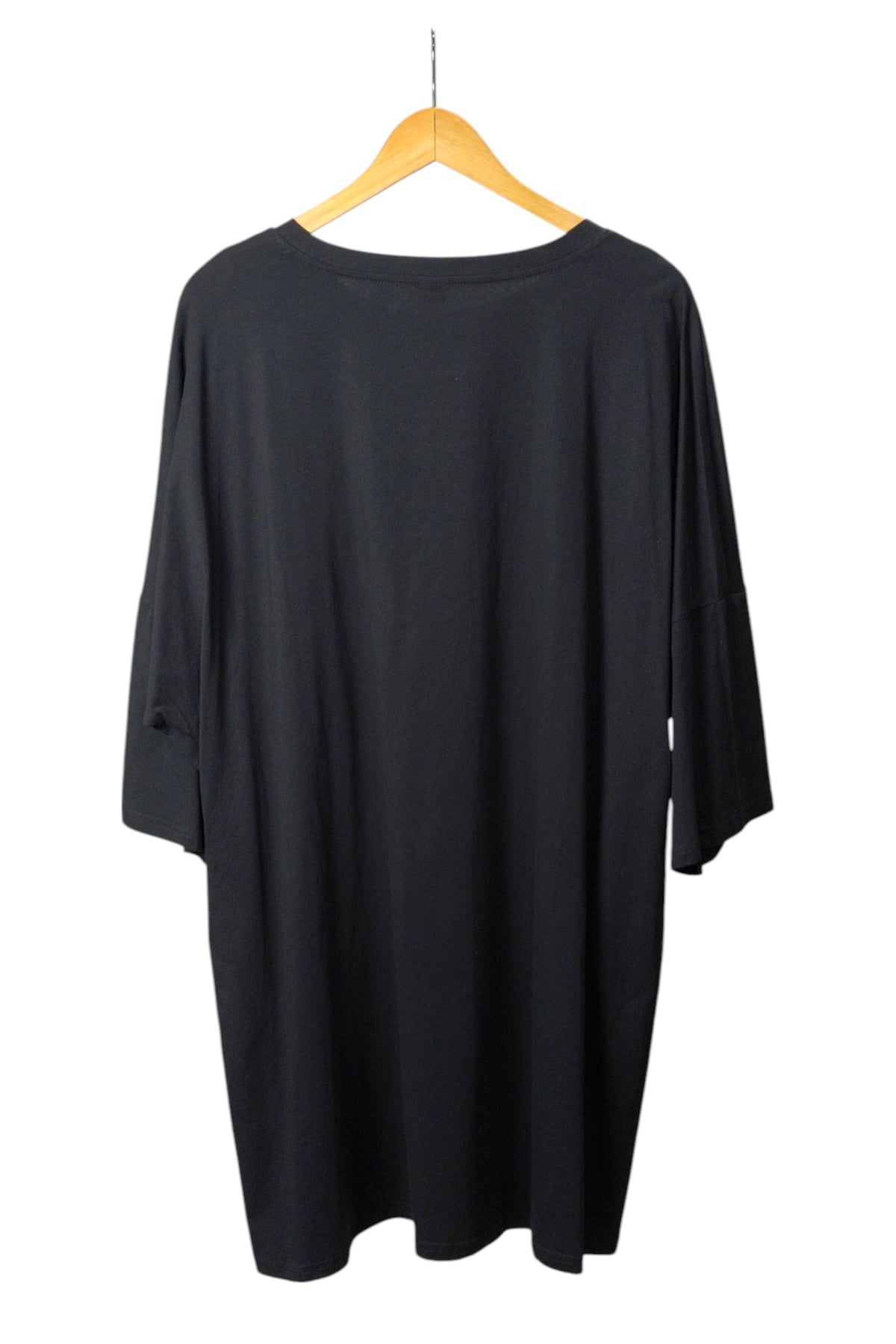Spatele unei rochii lungi negre, cu croială lejeră și material moale, perfectă pentru un look confortabil.