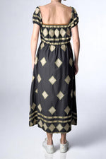 Rochie lungă neagră cu imprimeu geometric, vedere din spate

