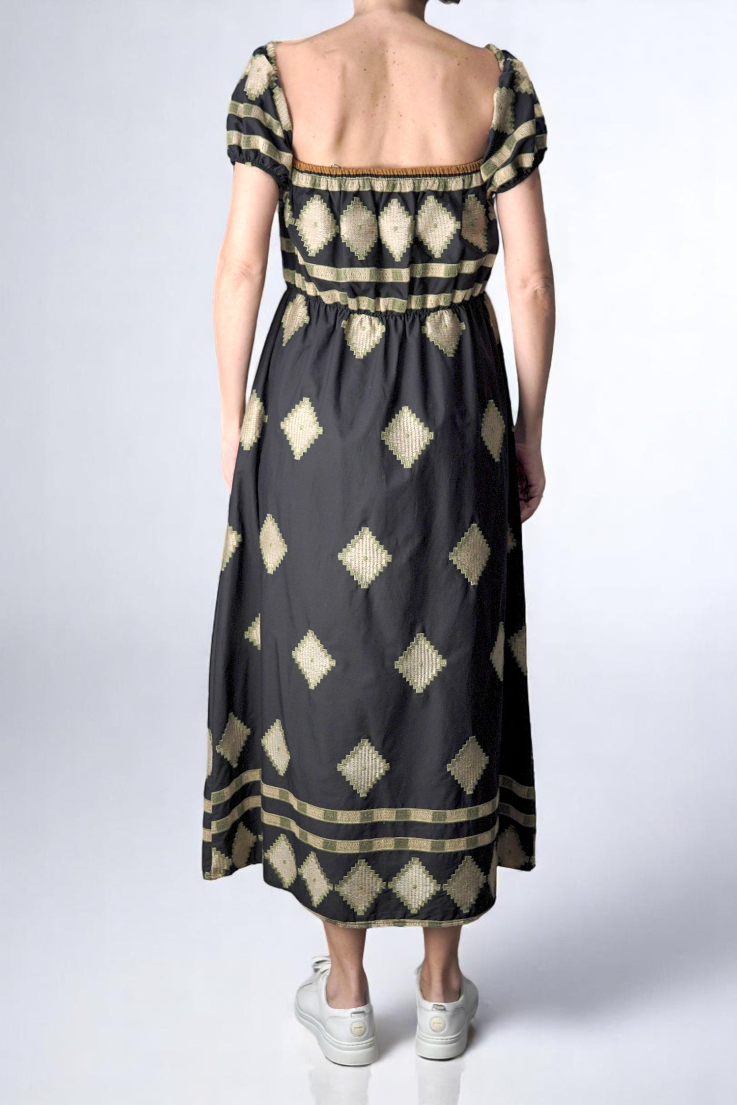 Rochie lungă neagră cu imprimeu geometric, vedere din spate


