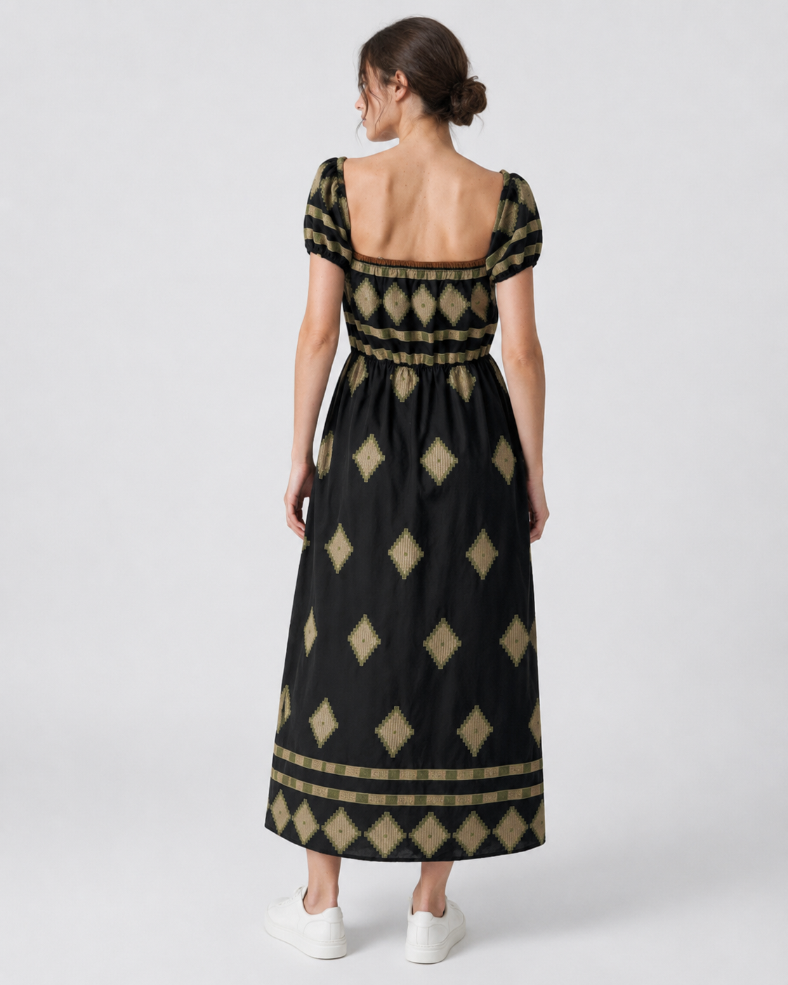 Rochie lungă neagră cu imprimeu geometric, vedere din spate