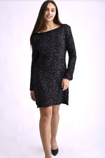 Rochie scurtă neagra cu paiete și mâneci lungi, decorată cu fundă elegantă la spate.