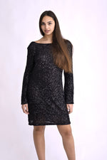 Rochie scurtă neagra cu paiete și mâneci lungi, decorată cu fundă elegantă la spate.