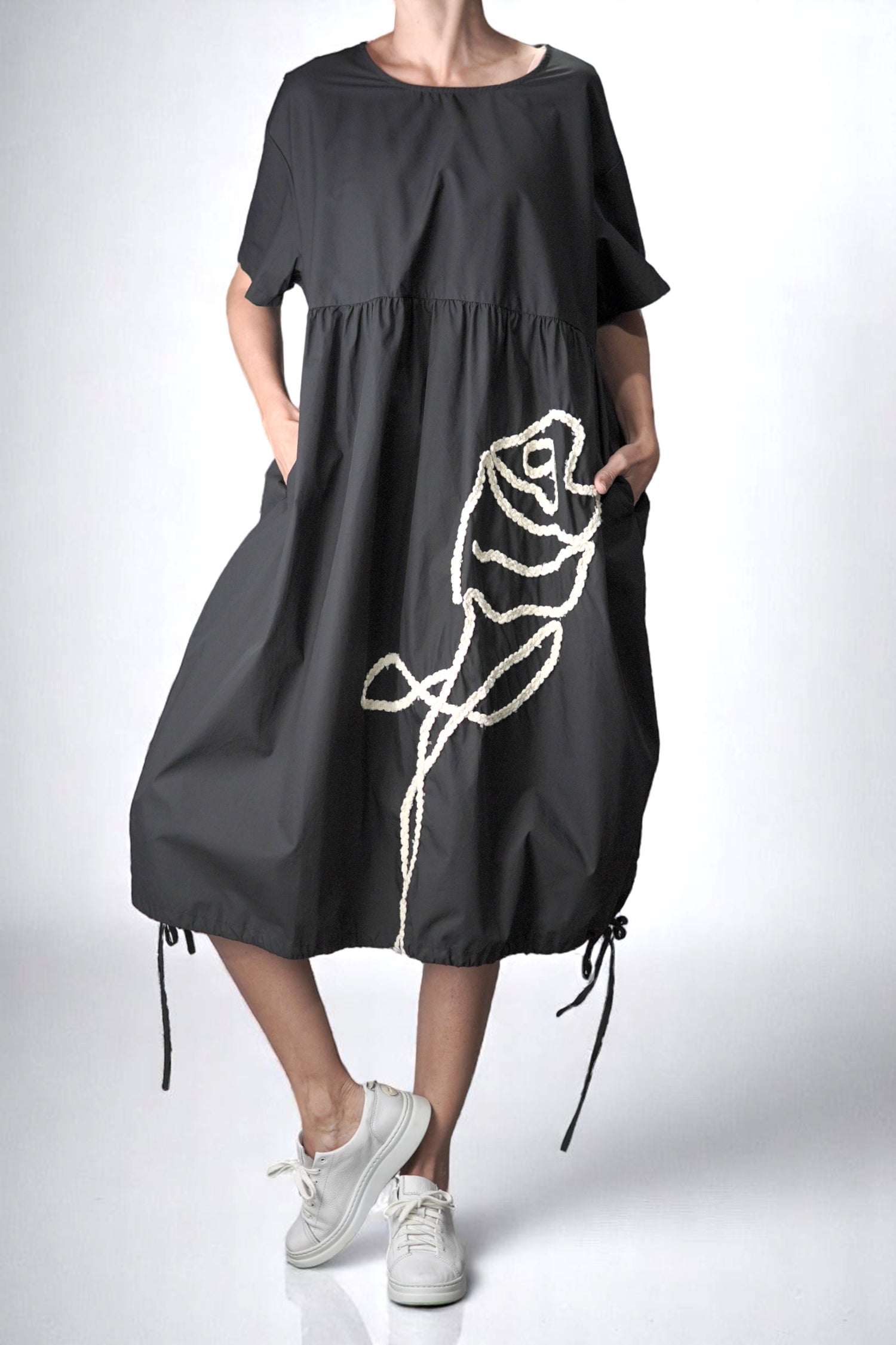 Rochie casual neagră, model cloș, cu buzunare laterale și șnur ajustabil jos