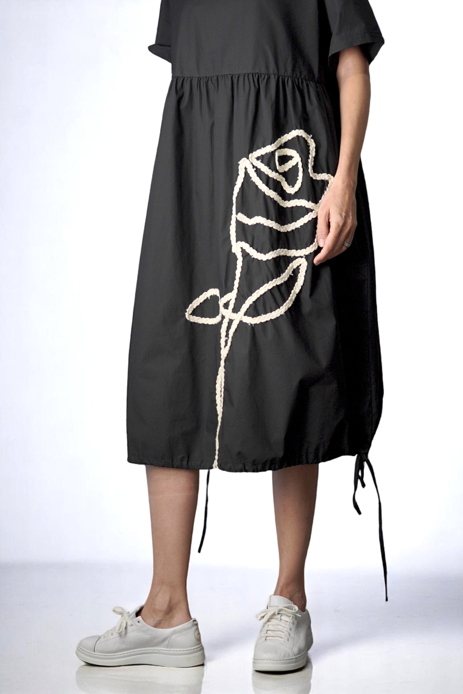 Rochie midi lejeră neagră cu snur decorativ alb în față, vedere din lateral