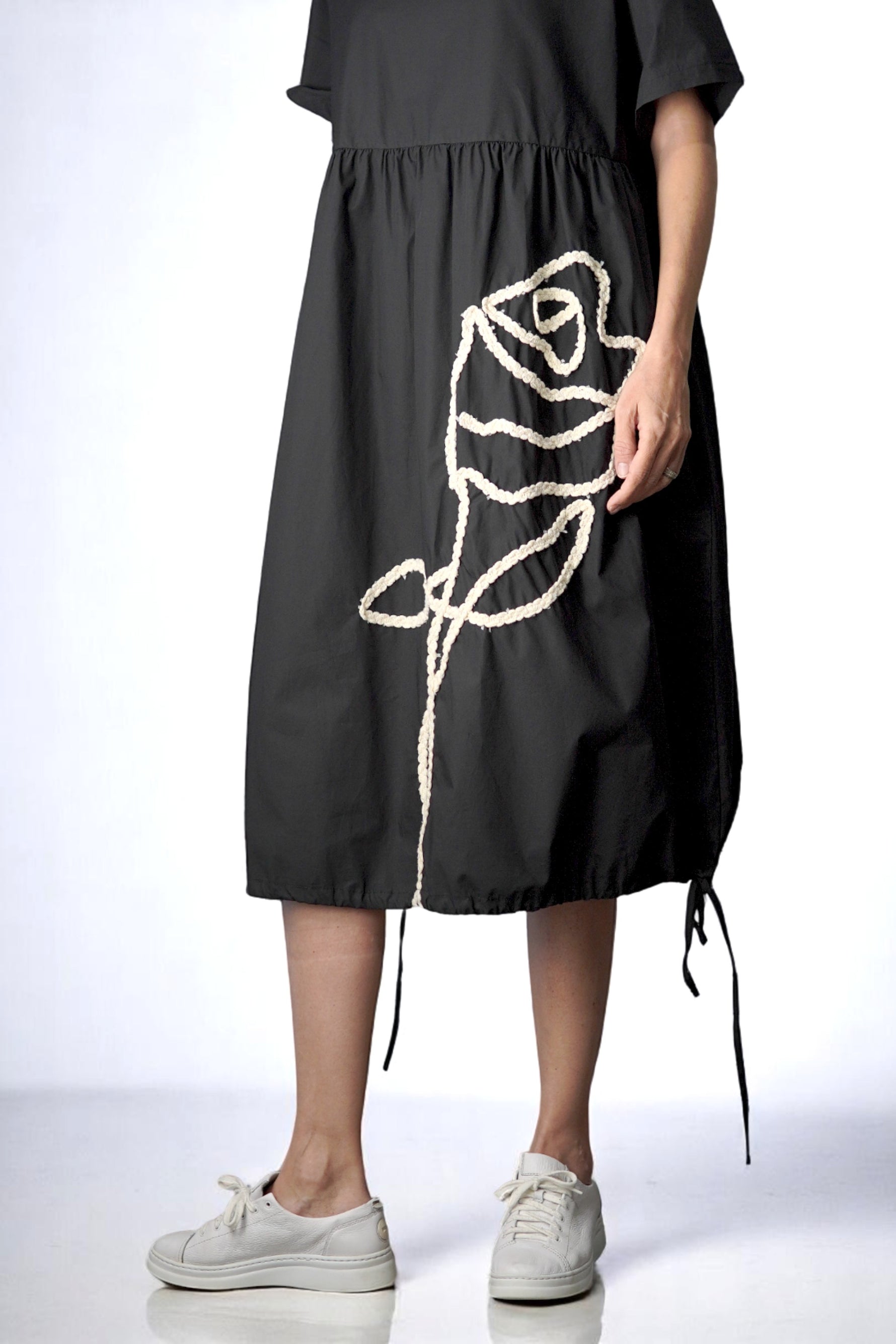 Rochie midi lejeră neagră cu snur decorativ alb în față, vedere din lateral