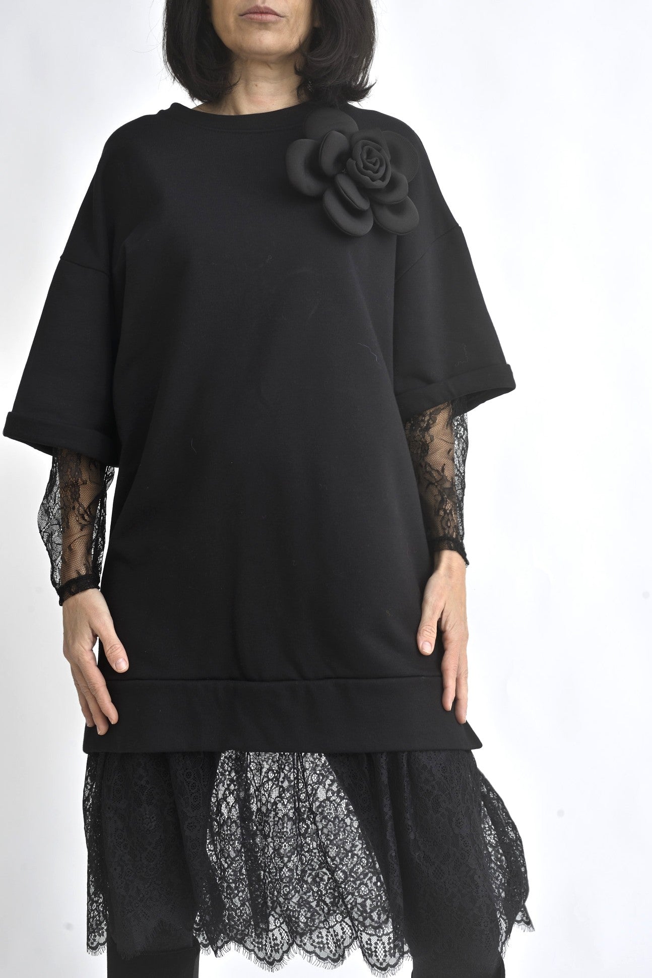 Detaliu frontal al rochiei negre lejere, cu tiv opac și dantelă amplă în partea de jos.